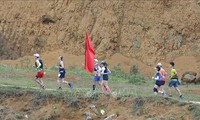 จัดการแข่งขันวิ่งมาราธอนทางหินโบราณปาวีครั้งแรกในจังหวัดลายโจว์