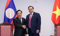 นายกรัฐมนตรี ฝามมิงชิ้งพบปะกับนายกรัฐมนตรีลาวและผู้นำอาเซียน