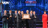 ประธานสภาแห่งชาติ เวืองดิ่งเหวะ เข้าร่วมพิธีมอบรางวัลนวัตกรรมวิทยาศาสตร์เทคโนโลยีเวียดนามปี 2021