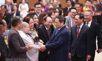 นายกรัฐมนตรี ฝามมิงชิ้งพบปะกับตัวแทนดีเด่นของชมรมชาวเวียดนามที่อาศัยในต่างประเทศ