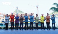 นายกรัฐมนตรี ฝามมิงชิ้ง เสร็จสิ้นการเข้าร่วมการประชุมผู้นำอาเซียนครั้งที่ 42 ด้วยผลสำเร็จอย่างงดงาม  