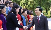 ประธานประเทศ หวอวันเถือง พบปะกับสมาคมนักธุรกิจหญิงเวียดนาม