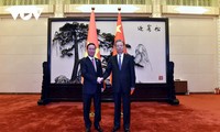 ประธานประเทศ หวอวันเถืองพบปะกับประธานรัฐสภาจีน
