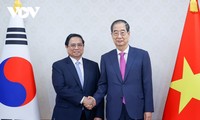 นายกรัฐมนตรี ฝ่ามมิงชิ้งเจรจากับนายกรัฐมนตรีสาธารณรัฐเกาหลี ฮันดั๊กซู 