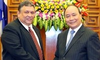 Vietnam strengthens ties with Cuba 
