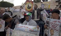 Israel agrees to release Palestinian prisoners