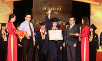 Hanoi honors outstanding graduates