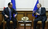 French President makes a surprise visit to Russia