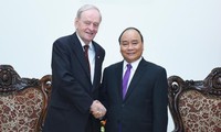 Prime Minister Nguyen Xuan Phuc welcomes former Canadian Prime Minister