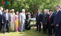 President Tran Dai Quang lays wreath at President Ho Chi Minh statue in Moscow