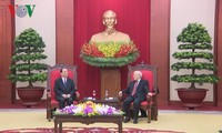 Party leader Nguyen Phu Trong receives CPC delegation