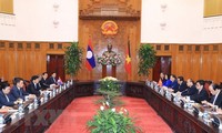 PM Nguyen Xuan Phuc welcomes Lao counterpart