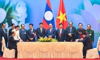Vietnam, Laos sign 6 cooperative agreements