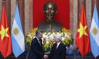  Argentine President concludes Vietnam visit
