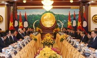 Top leaders of Vietnam, Laos hold talks in Vientiane