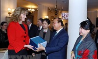 PM urges further cooperation between Vietnamese, Romanian localities