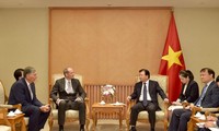 Deputy PM urges British conglomerate to invest more in Vietnam