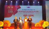 VOV presents awards for contests on Party, Party resolution
