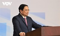 PM urges to make Vietnam a center of the global value chain