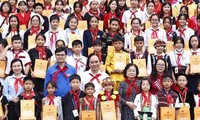 President meets outstanding children from ethnic groups