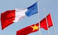 Vietnamese, French leaders exchange congratulatory letters