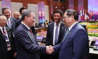 Vietnamese PM meets Chinese counterpart in Indonesia