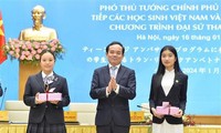 Deputy PM receives Vietnamese, Japanese students
