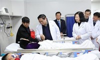 PM Chinh visits Hanoi medical establishments ahead of Tet