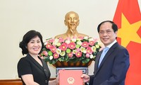 Tổng Lãnh sự Việt Nam tại Luang Prabang (Lào) trình Giấy ủy nhiệm lãnh sự