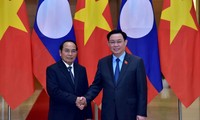 Chủ tịch Quốc hội Vương Đình Huệ tiếp Phó chủ tịch nước Lào