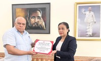 Liên hiệp các tổ chức hữu nghị Việt Nam trao tiền ủng hộ nhân dân Cuba