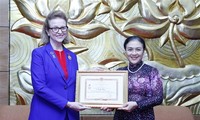 Trao Kỷ niệm chương “Vì hòa bình, hữu nghị giữa các dân tộc” tặng Trưởng Đại diện thường trú UNDP tại Việt Nam