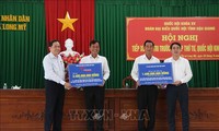 Phó Chủ tịch thường trực Quốc hội Trần Thanh Mẫn trao tặng quà cho nạn nhân chất độc da cam/dioxin