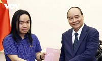 Chủ tịch nước Nguyễn Xuân Phúc gặp tài năng trẻ văn học Nguyễn Bình