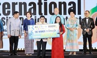 Việt Nam đoạt giải thưởng tại Tuần lễ thời trang quốc tế tơ lụa Thái Lan 
