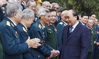 Chủ tịch nước Nguyễn Xuân Phúc gặp mặt Đoàn đại biểu các cựu chiến binh Bộ đội Tên lửa phòng không và sư đoàn 361