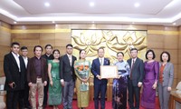 Trao tặng Kỷ niệm chương “Vì hòa bình, hữu nghị giữa các dân tộc” cho Đại sứ Campuchia tại Việt Nam