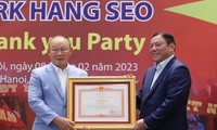 Huấn luyện viên Park Hang Seo nhận bằng khen của Thủ tướng Việt Nam 