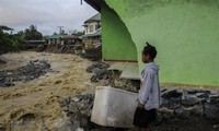 印尼东部洪灾 伤亡人数继续上升