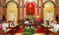 越南国家副主席邓氏玉盛会见茶荣省为国立功者代表团