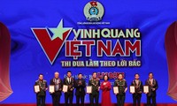 “光荣的越南”表彰19名先进典型