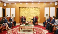 越共中央经济部部长阮文平会见世行和谷歌领导人