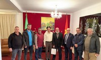 越南驻阿尔及利亚大使会见越南传统武术门派联合会代表