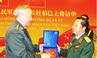 Vietnam, China strengthen army ties