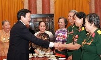 President Truong Tan Sang receives war veterans 