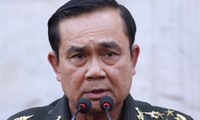 Thai army urges factions to avoid violence 
