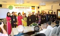 Vietnamese-Czech Buddhist followers turn toward their homeland
