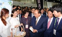 PM visits Vietnam’s pavilion at Food & Hotel Asia 2018 in Singapore