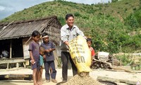 La comuna de Tay Giang construye su nuevo campo