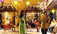 Disfrutar canto popular "bai choi" en Hanoi